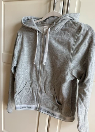 Graue Calvin Klein Sweatjacke Hoodie Gr.M, marque: Calvin Klein, état: Très bon état, taille: M / 38 / 10, 15,00 €, 16,45 € Protection acheteurs incluse