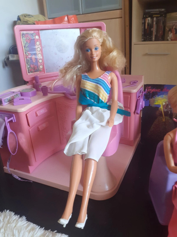 ② Lit baldaquin coiffeuse Barbie — Jouets