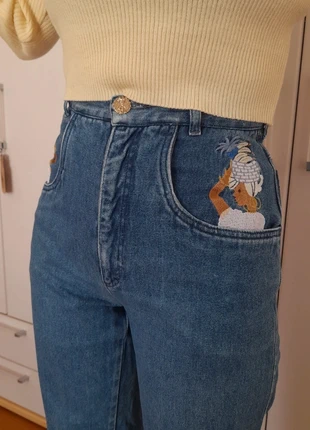 Jeans anni '90 con ricamo afro👳🏽, marque: MAGIL, état: Très bon état, taille: XS / 34 / 6, 10,00 €, 11,20 € Protection acheteurs incluse