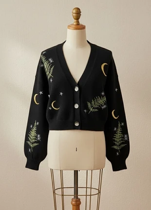 Cardigan Noir Taille S – Broderie Lune, Étoiles et Feuillage Mystique, condizioni: Ottime, taglia: S / IT 40 / EU 36, €39.99, €42.69 include la Protezione acquisti
