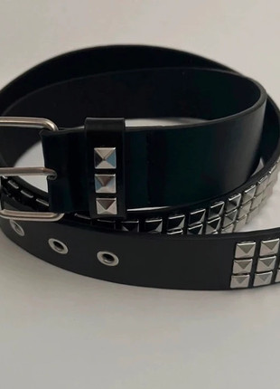 Cintura nera con borchie, marque: y2k, état: Neuf sans étiquette, taille: 105 cm, 12,99 €, 14,34 € Protection acheteurs incluse