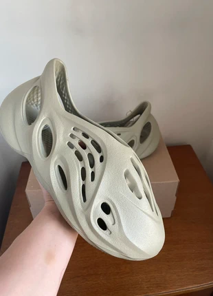 Yeezy foam rnr stone salt, marque: Yeezy, état: Neuf avec étiquette, taille: 47, 100,00 €, 105,70 € Protection acheteurs incluse