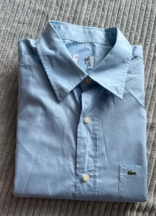 Chemise Lacoste logo brodée en très bon état taille L, marque: Lacoste, état: Très bon état, taille: L, 22,00 €, 23,80 € Protection acheteurs incluse