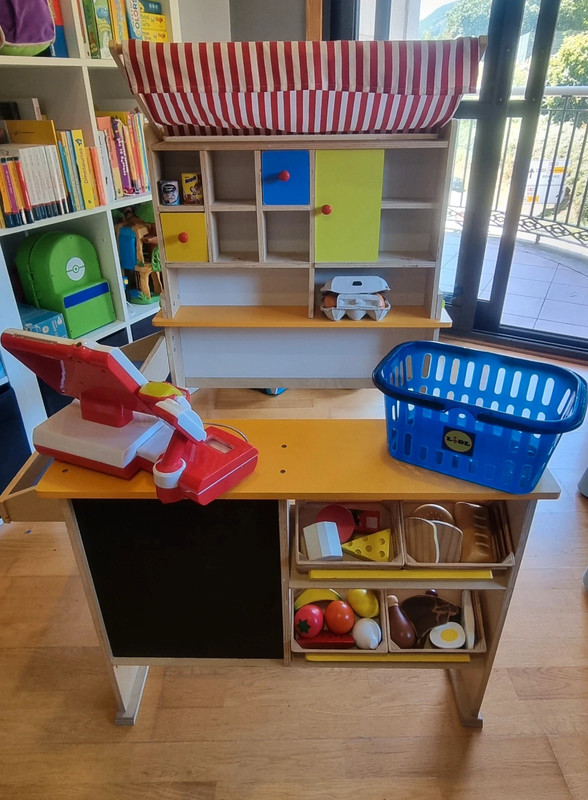 Supermercado madera con muchos accesorios