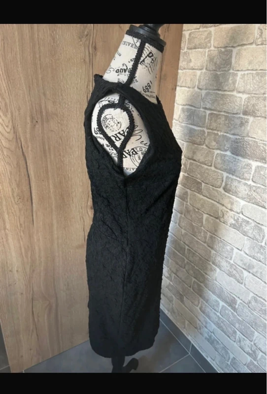 Robe noire avec motif en relief léger taille 36 - photo numéro 7