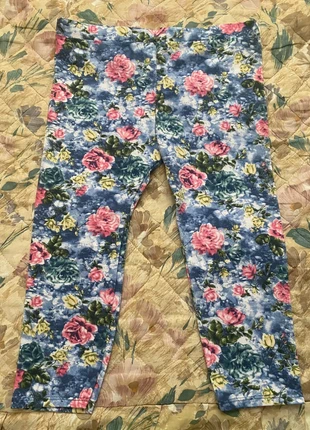 Leggings pinocchietto floreali multicolore / Floral Capri Leggings / Legging fleuri longueur genou, marca: Made In Italy, estado: Novo sem etiquetas, tamanho: Tamanho único, €6.00, €7.00 inclui Proteção do Comprador
