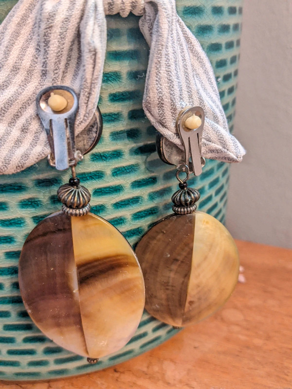 Mother of pearl shimmery clip statement earrings 4