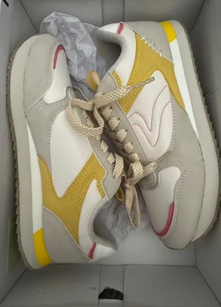 Basket blanc, gris avec détail rouge et jaune gemo, marca: Gémo, estado: Novo com etiquetas, tamanho: 36, €10.00, €11.20 inclui Proteção do Comprador