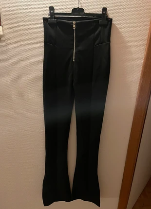 Long pantalon noir - pantalon flare, marque: Bershka, état: Neuf avec étiquette, taille: M / 38 / 10, 15,00 €, 16,45 € Protection acheteurs incluse