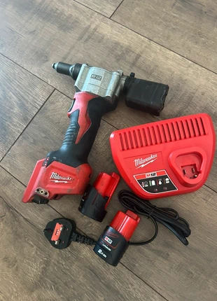 Milwaukee rivet gun, brand: Milwaukee, condition: Good, £90.00, £95.20 includes Buyer Protection