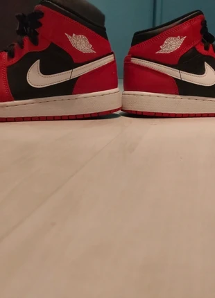Jordan 1 mid rouge et noir, merk: Jordan, staat: Heel goed, maat: 38, € 40,00, € 42,70 inclusief Kopersbescherming