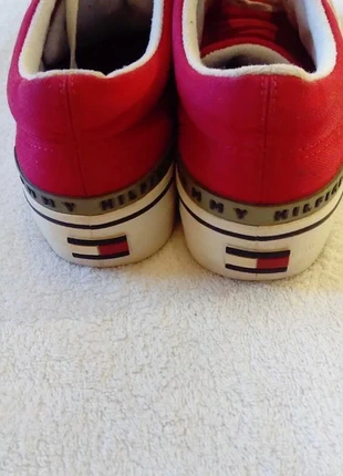 Baskets rouges Tommy Hilfiger , merk: Tommy Hilfiger, staat: Goed, maat: 37, € 10,00, € 11,20 inclusief Kopersbescherming