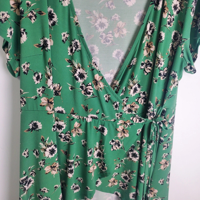 Torrid Green Floral Wrap Top - Size 2X 3