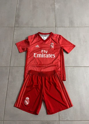 Ensemble de foot adidas réal Madrid, marke: adidas, zustand: Gut, größe: 10 Jahre / 140, 24,00 €, 25,90 € inklusive Vinted-Käuferschutz