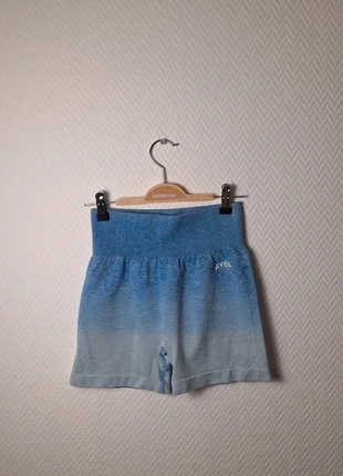 Short AYBL taille S couleur bleu ombré blanc, marque: AYBL, état: Très bon état, taille: S / 36 / 8, 14,00 €, 15,40 € Protection acheteurs (Pro) incluse