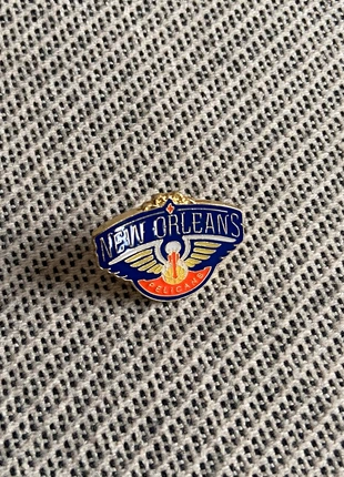 Pin’s New Orleans Pelicans, condition: New without tags, €3.50, €4.38 includes Buyer Protection