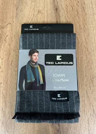 Écharpe Ted lapidus, marque: Ted Lapidus, état: Neuf sans étiquette, 12,00 €, 13,30 € Protection acheteurs incluse