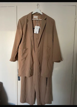 Ensemble tailleur camel oversize avec ceinture Jennah Boutique – Taille 2, brand: Jennah Boutique, condizioni: Nuovo con cartellino, taglia: L / IT 44 / EU 40, €30.00, €32.20 include la Protezione acquisti
