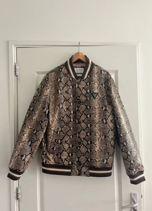 Guess Baseball jacket L snake print, merk: GUESS, staat: Heel goed, maat: L, € 75,00, € 79,45 inclusief Kopersbescherming