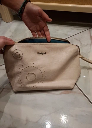 Borsetta Desigual in ecopelle beige crema con borchie, marque: Desigual, état: Très bon état, 5,00 €, 5,95 € Protection acheteurs incluse