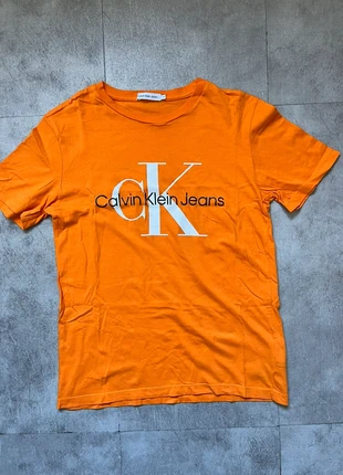 T-shirt Calvin Klein orange garçon, marke: Calvin Klein, zustand: Sehr gut, größe: S, 7,00 €, 8,05 € inklusive Vinted-Käuferschutz
