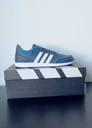 adidas VS Switch K en taille 39 1/3, neuves jamais porté, marca: adidas, estado: Novo com etiquetas, tamanho: 39, €25.00, €26.95 inclui Proteção do Comprador