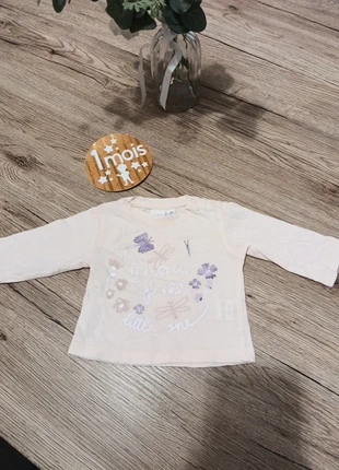 T-shirt p'tit bisou un mois, marque: P'tit Bisou, état: Très bon état, taille: 1-3 mois / 56 cm, 1,00 €, 1,75 € Protection acheteurs incluse