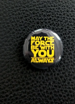 Star Wars button – zwart met gele tekst May the Force always be with you – 25mm, marque: Star Wars, état: Neuf sans étiquette, 1,50 €, 2,28 € Protection acheteurs incluse