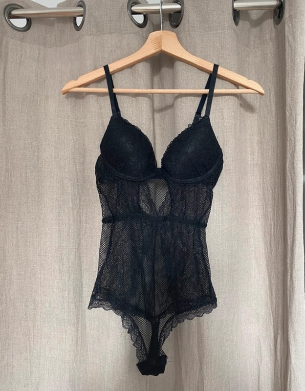 Lot de 3 soutiens-gorges et 1 body dentelle noire Etam H&M