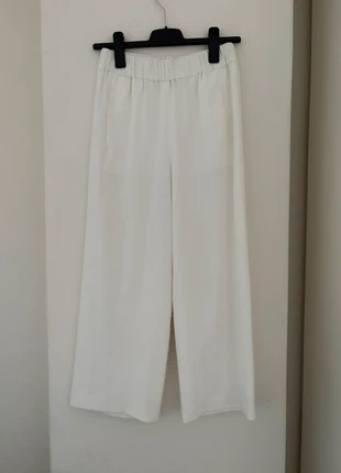 Witte pantalon H&M cullote, merk: H&M, staat: Heel goed, maat: S / 36 / 8, € 8,50, € 9,63 inclusief Kopersbescherming