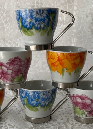 Lot de 6 tasses à café vintage porcelaine fleurs et métal chromé, merk: sans, staat: Heel goed, € 14,00, € 15,40 inclusief Kopersbescherming