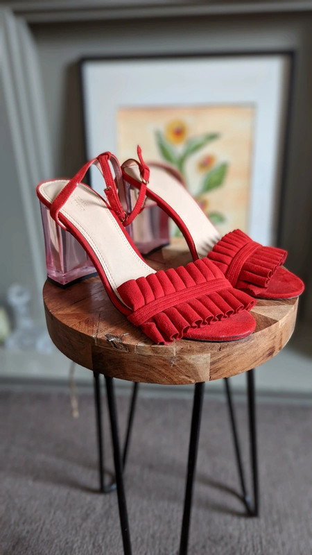 Red heels hot sale size 5