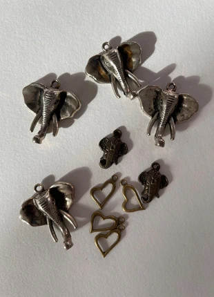 Joli lot de breloques éléphant et cœurs en métal, staat: Heel goed, maat: Universeel, € 1,50, € 2,28 inclusief Kopersbescherming