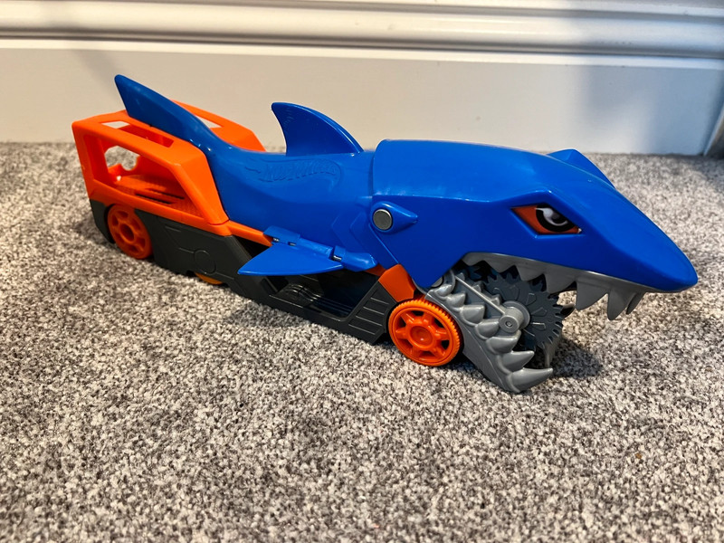 Hot Wheels / Shark Chomp Transporter / Playset / includes a Shark Bite car 4