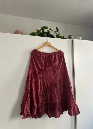 Cotton embroidered floral vintage skirt aubergine red colour, merk: métro wear, staat: Heel goed, maat: L / 40 / 12, € 15,00, € 16,45 inclusief Kopersbescherming