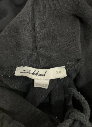 Sudadera negra con logo en la espalda de Subdued Vinted