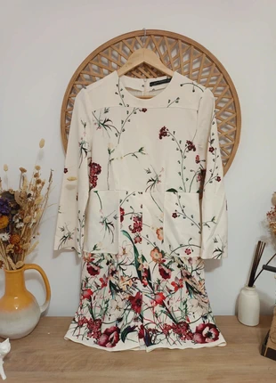 Vestido floral Zara Woman blanco con falda de vuelo y manga larga
, talla L, brand: Zara, condizioni: Ottime, taglia: L / IT 44 / EU 40, €20.00, €21.70 include la Protezione acquisti
