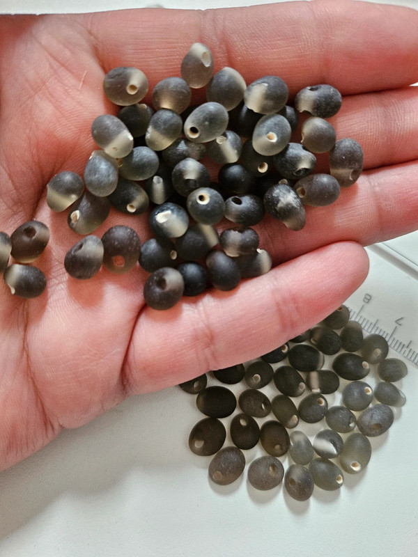 Lot de 50 perles gouttes en verre artisanales gris mat