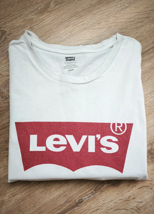 T-shirt LEVI'S blanc, logo rouge / Taille M / Quelques petites taches, marque: Levi's, état: Bon état, taille: M, 10,00 €, 11,20 € Protection acheteurs incluse