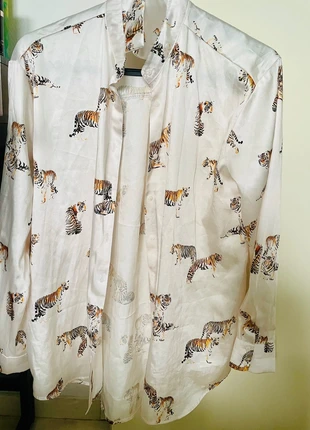 Chemise satiné blanche tigre , merk: Shein, staat: Heel goed, maat: M / 38 / 10, € 2,00, € 2,80 inclusief Kopersbescherming