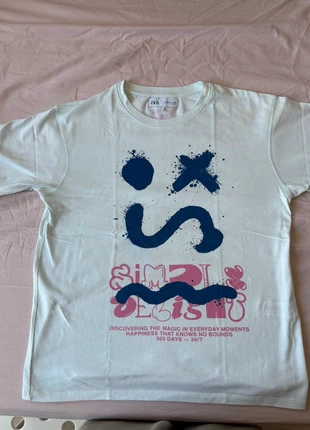 T-shirt Zara avec design artistique et texte, marca: Zara, estado: Novo sem etiquetas, tamanho: 14 anos / 164 cm, €4.00, €4.90 inclui Proteção do Comprador