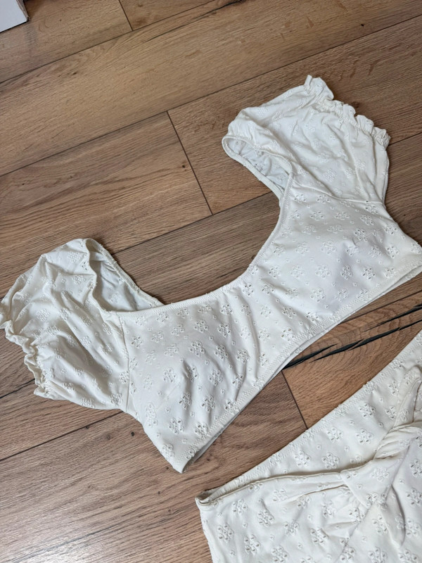 Maillot de bain 2 pièces Kiabi blanc style broderie L 42/44 - photo numéro 3