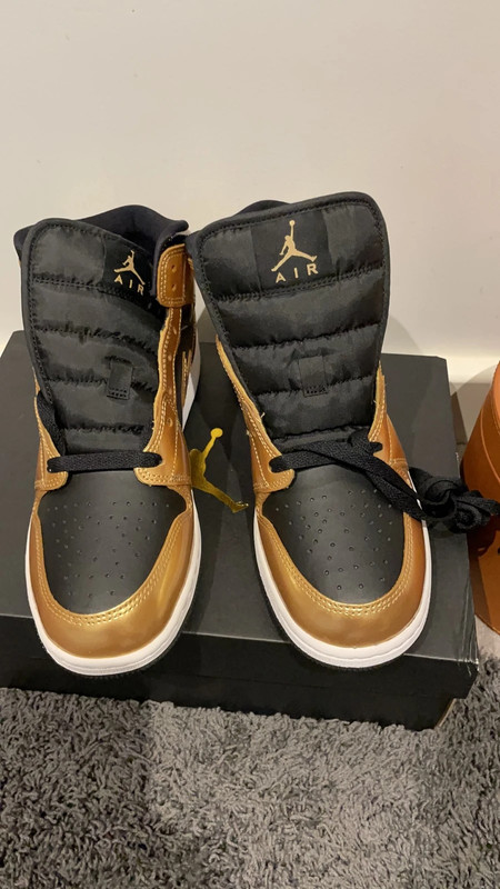 Black and gold sparkle clearance jordans