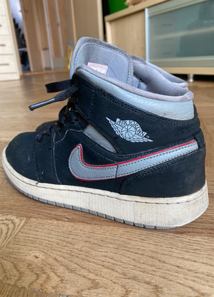 Obrázek k inzerátu: Jordan 1 Mid