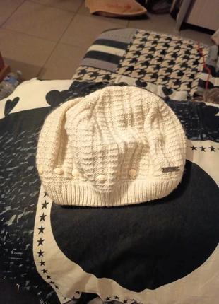 Bonnet femme laine crème Guess taille XS S, brand: GUESS, condizioni: Ottime, taglia: S, €10.00, €11.20 include la Protezione acquisti