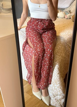 Pantalon rouge fleuris bordeaux avec fentes, brand: Shein, condition: Very good, size: S / 36 / 8, €5.00, €5.95 includes Buyer Protection