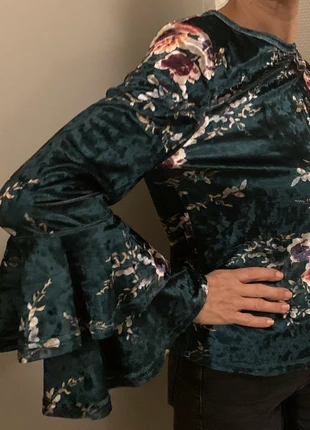 Blouse velour à fleurs et manches volantées , brand: Inconnu, condition: Very good, size: S / 36 / 8, €5.00, €5.95 includes Buyer Protection