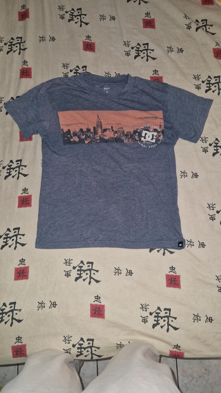 Tee-shirt gris dessin orange 1