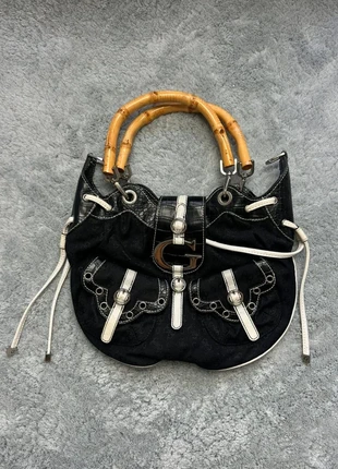 Sac à main guess vintage y2k noir avec logo argenté et anse en bambou, marke: GUESS, zustand: Sehr gut, 50,00 €, 53,20 € beinhaltet Vinted-Käuferschutz Pro