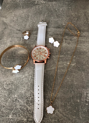 Tolles Set mit Armbanduhr, état: Neuf sans étiquette, 6,00 €, 7,00 € Protection acheteurs incluse